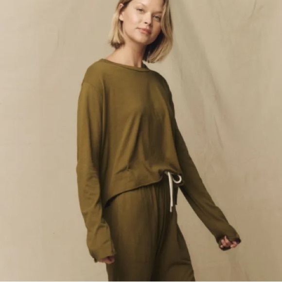 🔸NWT🔸The Great Long Sleeve Crop Tee in Fir Green - Picture 6 of 13